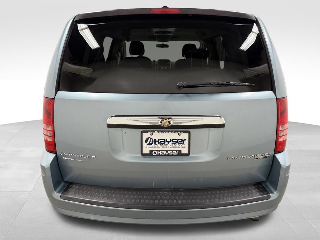 Used 2010 Chrysler Town & Country Touring FWD image 9