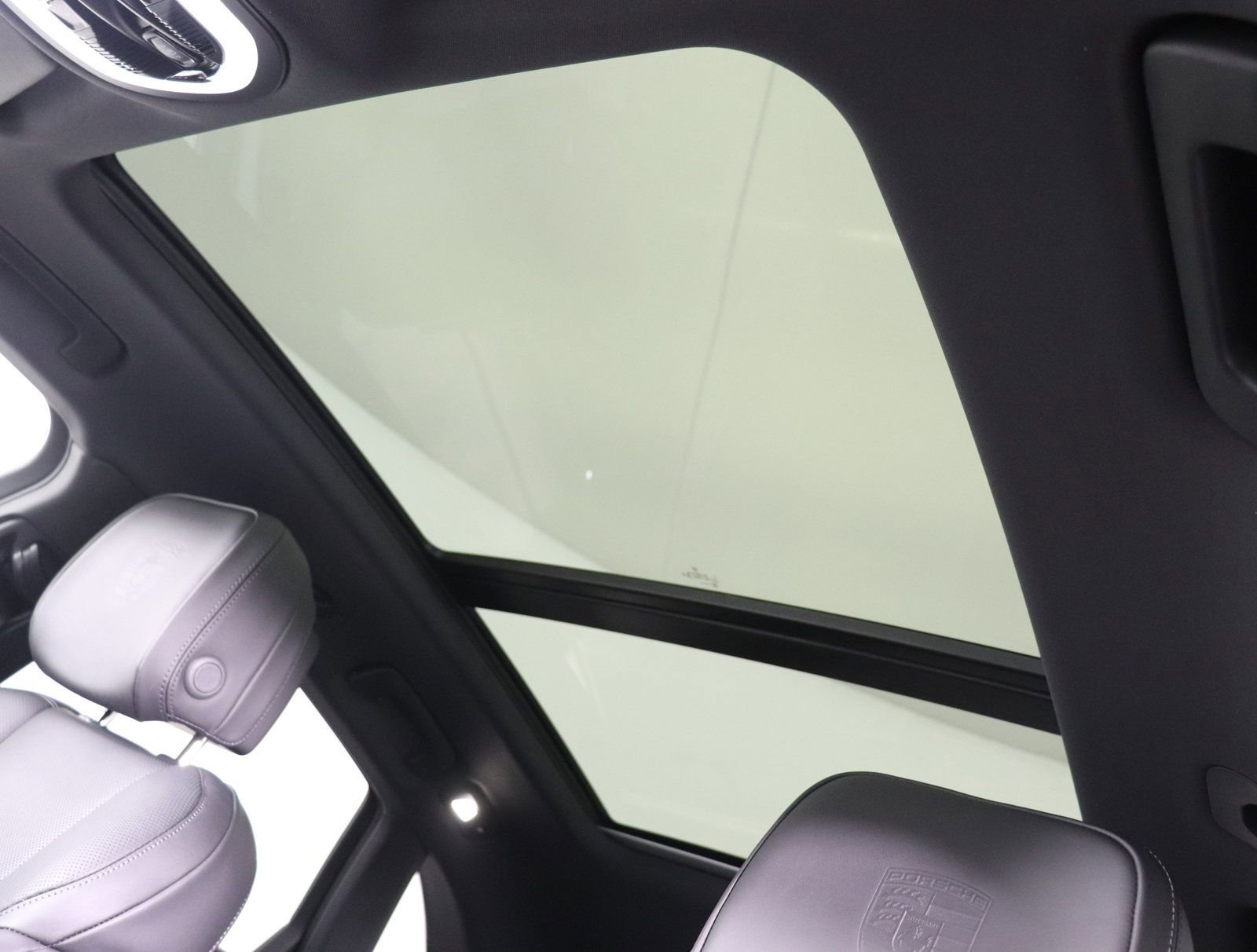 Certified 2025 Porsche Macan image 17