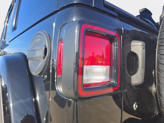 Used 2019 Jeep Wrangler Unlimited Sahara w/ Cold Weather Group AWD/4WD image 35