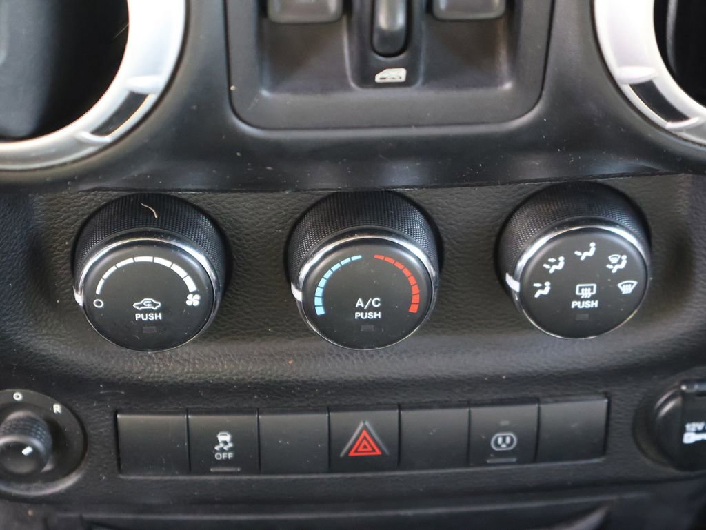 Used 2013 Jeep Wrangler Unlimited Sahara w/ Connectivity Group image 31