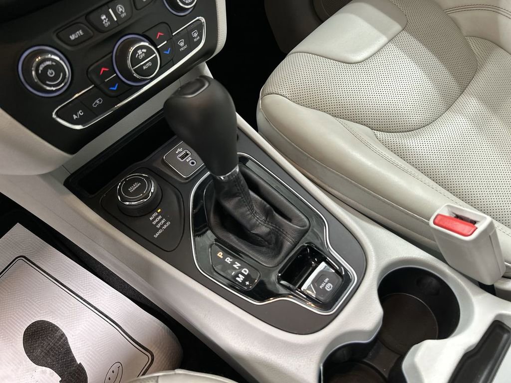 Used 2019 Jeep Cherokee Limited image 18