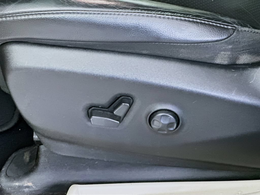 Used 2021 Chrysler Pacifica Touring-L FWD image 21