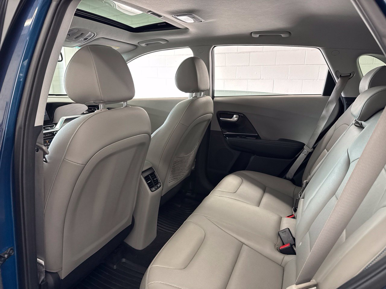 Used 2022 Kia Niro EX Premium FWD image 40