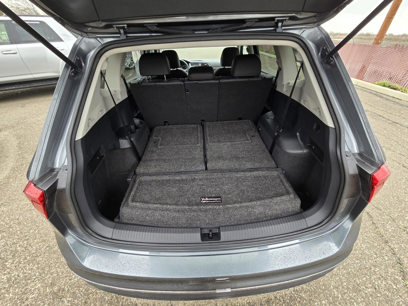 Used 2020 Volkswagen Tiguan SE w/ Panoramic Sunroof Package image 9