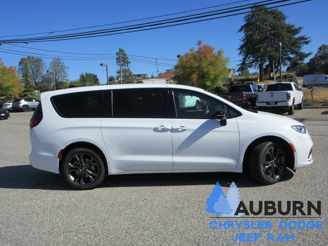 New 2026 Chrysler Pacifica Select image 2