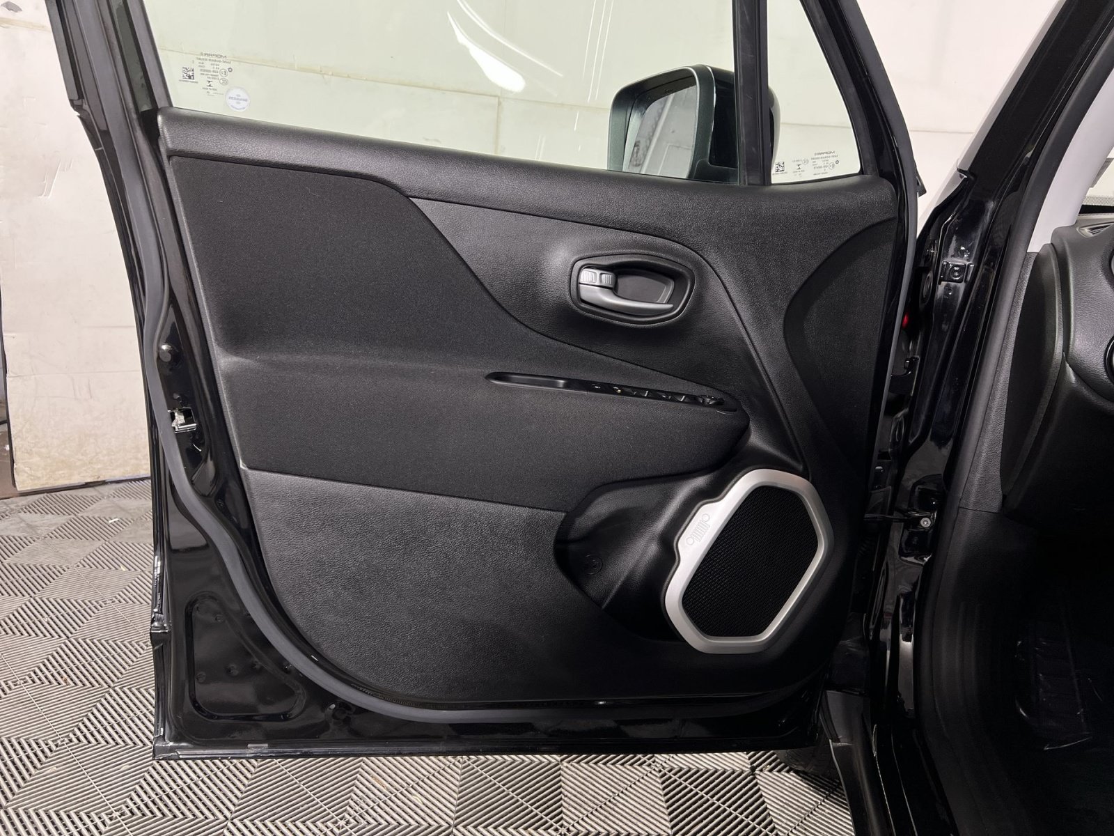 Used 2020 Jeep Renegade Latitude AWD/4WD image 14