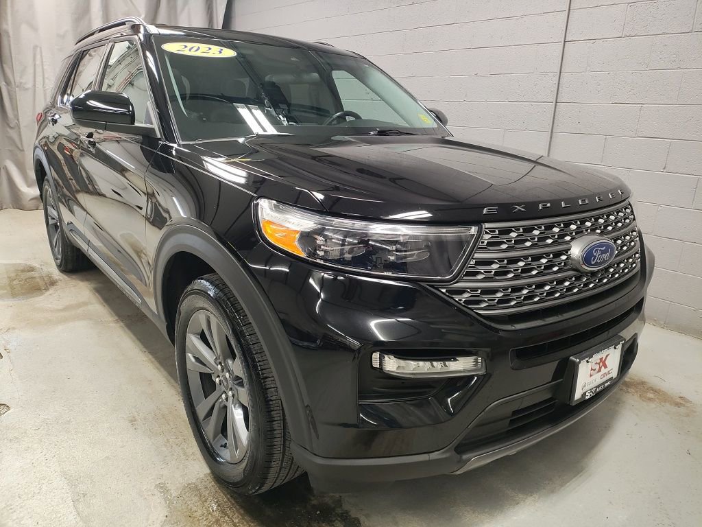 Used 2023 Ford Explorer XLT w/ Equipment Group 202A image 5