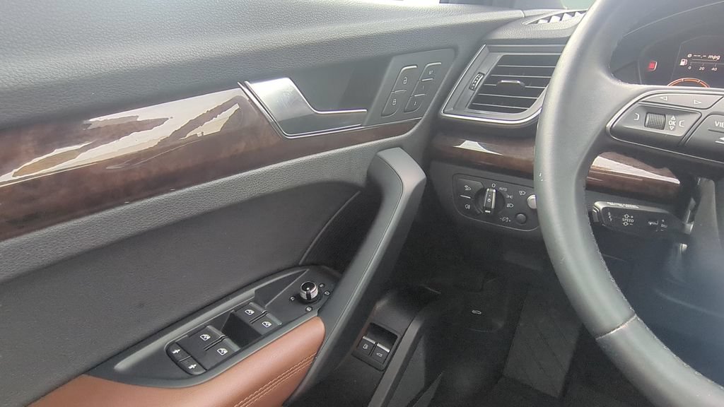 Used 2020 Audi Q5 e Prestige AWD/4WD image 20