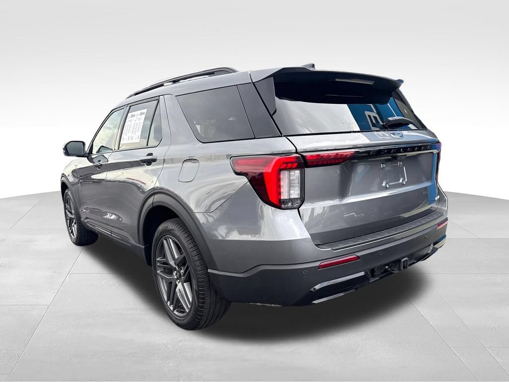 Used 2025 Ford Explorer ST-Line w/ ST-Line Street Pack AWD/4WD image 3