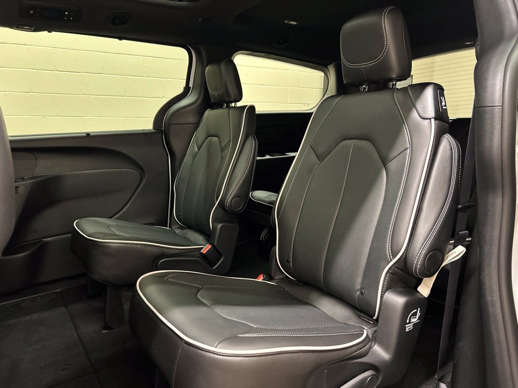 New 2027 Chrysler Pacifica Limited FWD image 9