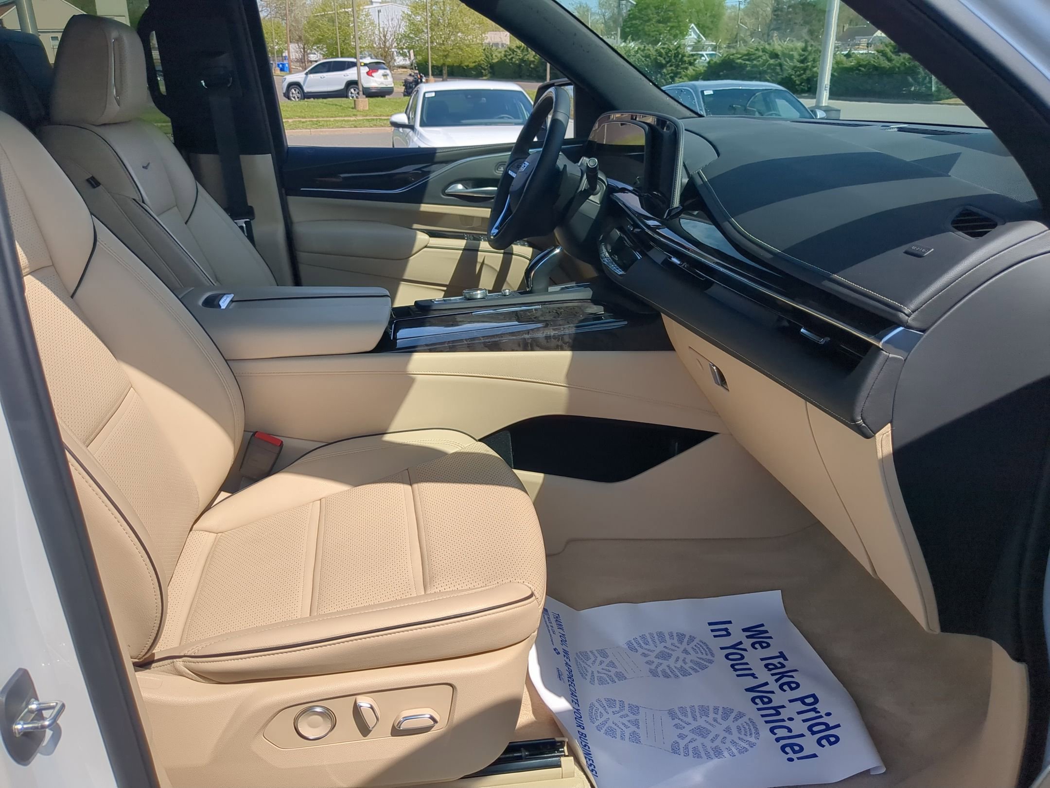 Certified 2023 Cadillac Escalade ESV Premium Luxury w/ LPO, Radiant Package AWD/4WD image 28