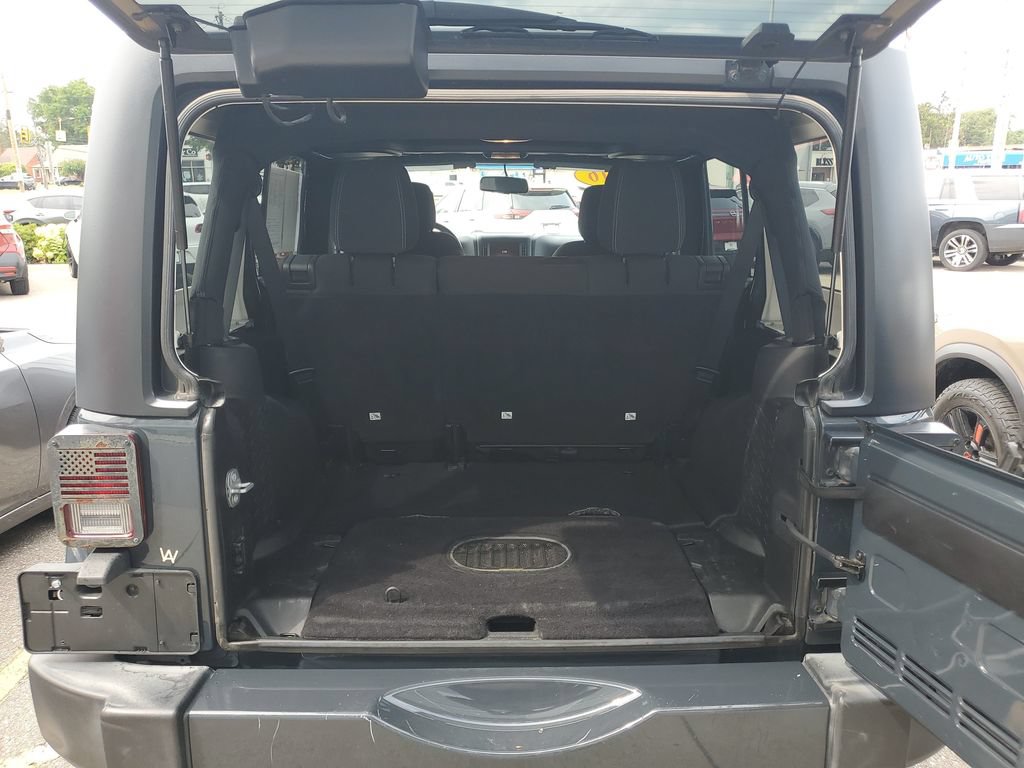 Used 2016 Jeep Wrangler Unlimited Sahara w/ Connectivity Group AWD/4WD image 23