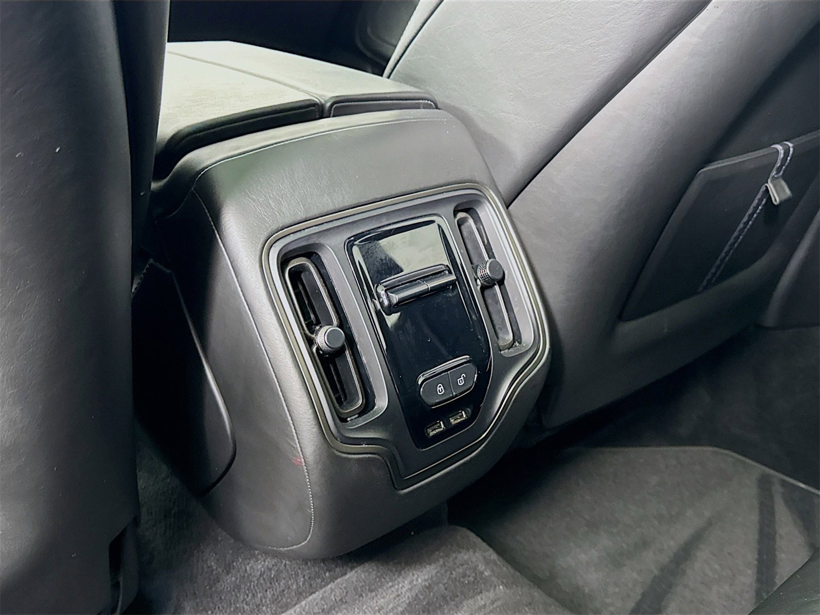 Used 2021 Aston Martin DBX image 25