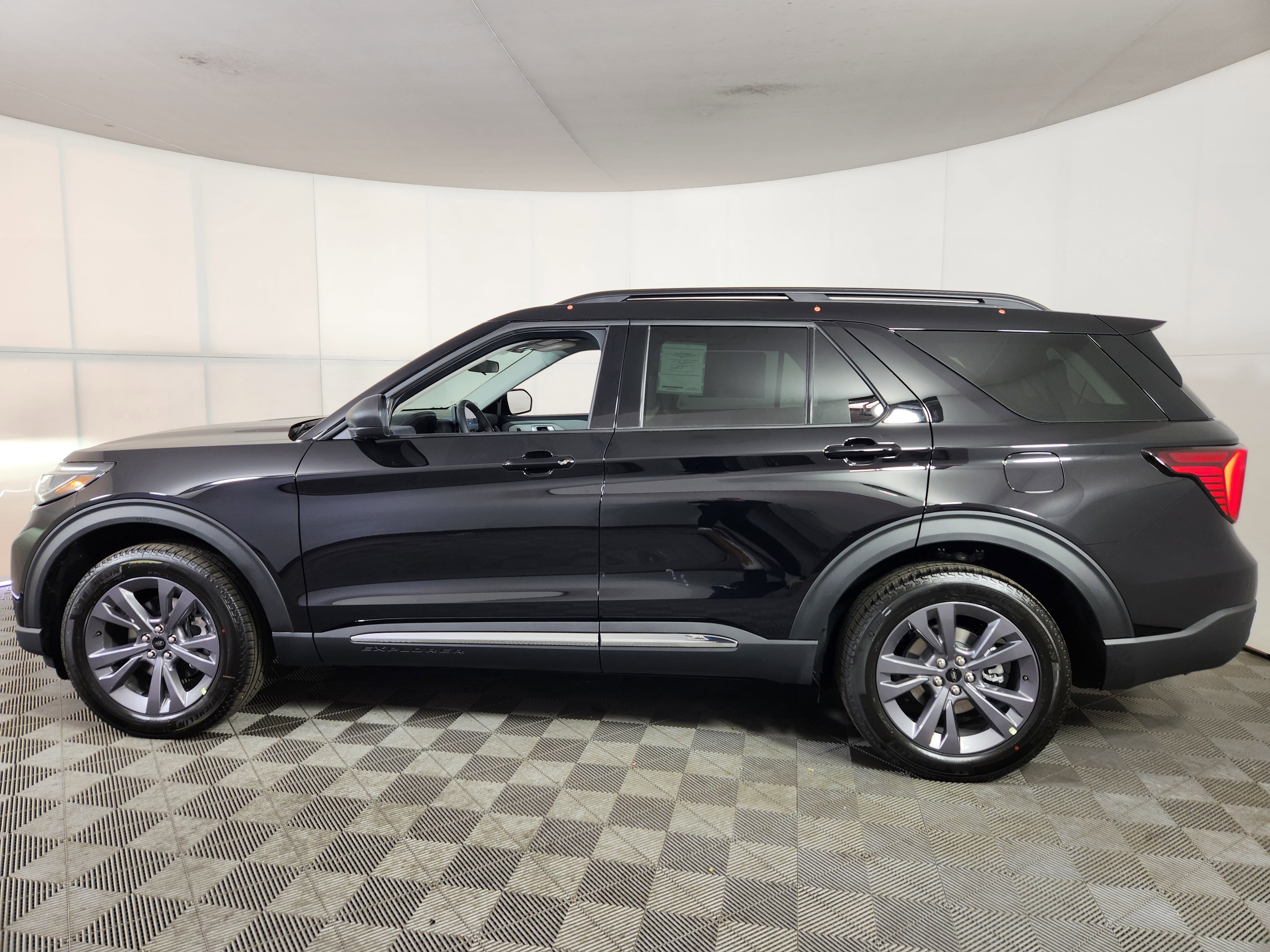 New 2025 Ford Explorer Active w/ Active Comfort Package image 4