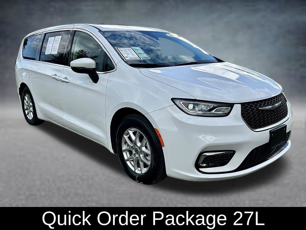 Used 2023 Chrysler Pacifica Touring-L FWD image 3