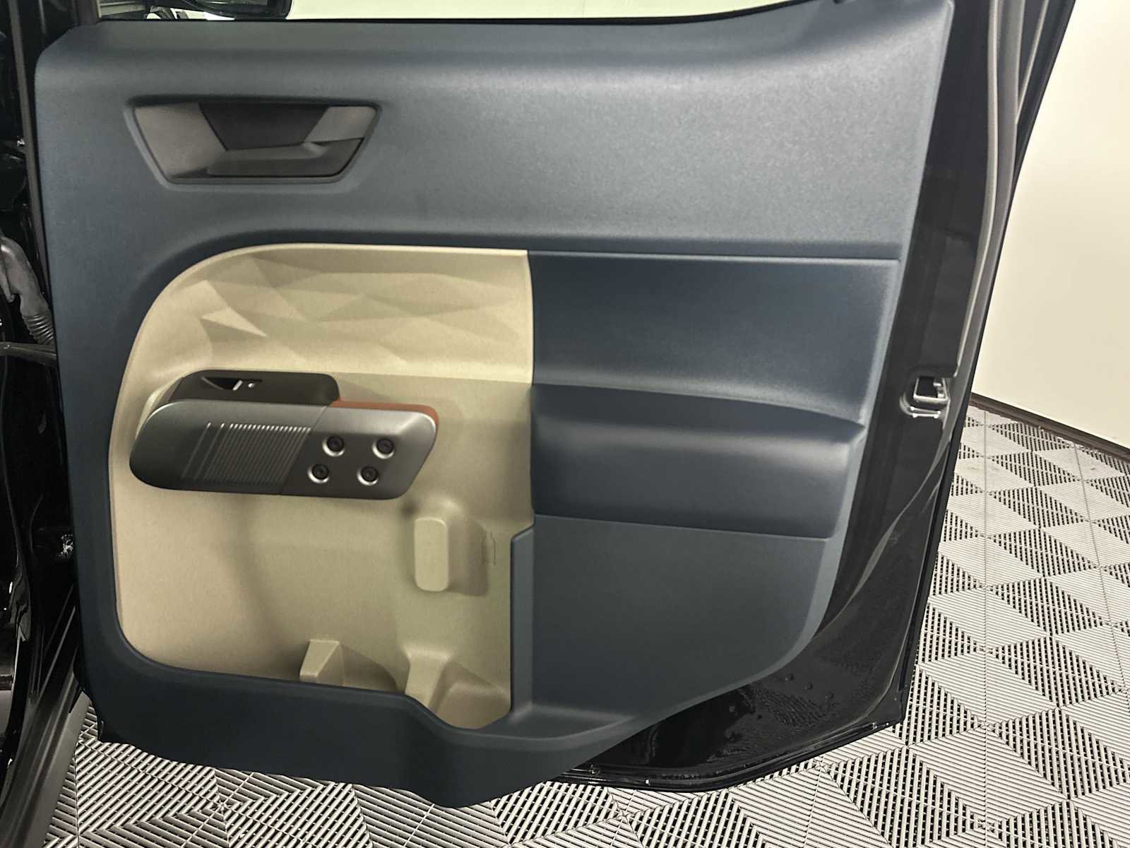 Used 2025 Ford Maverick Lariat image 18