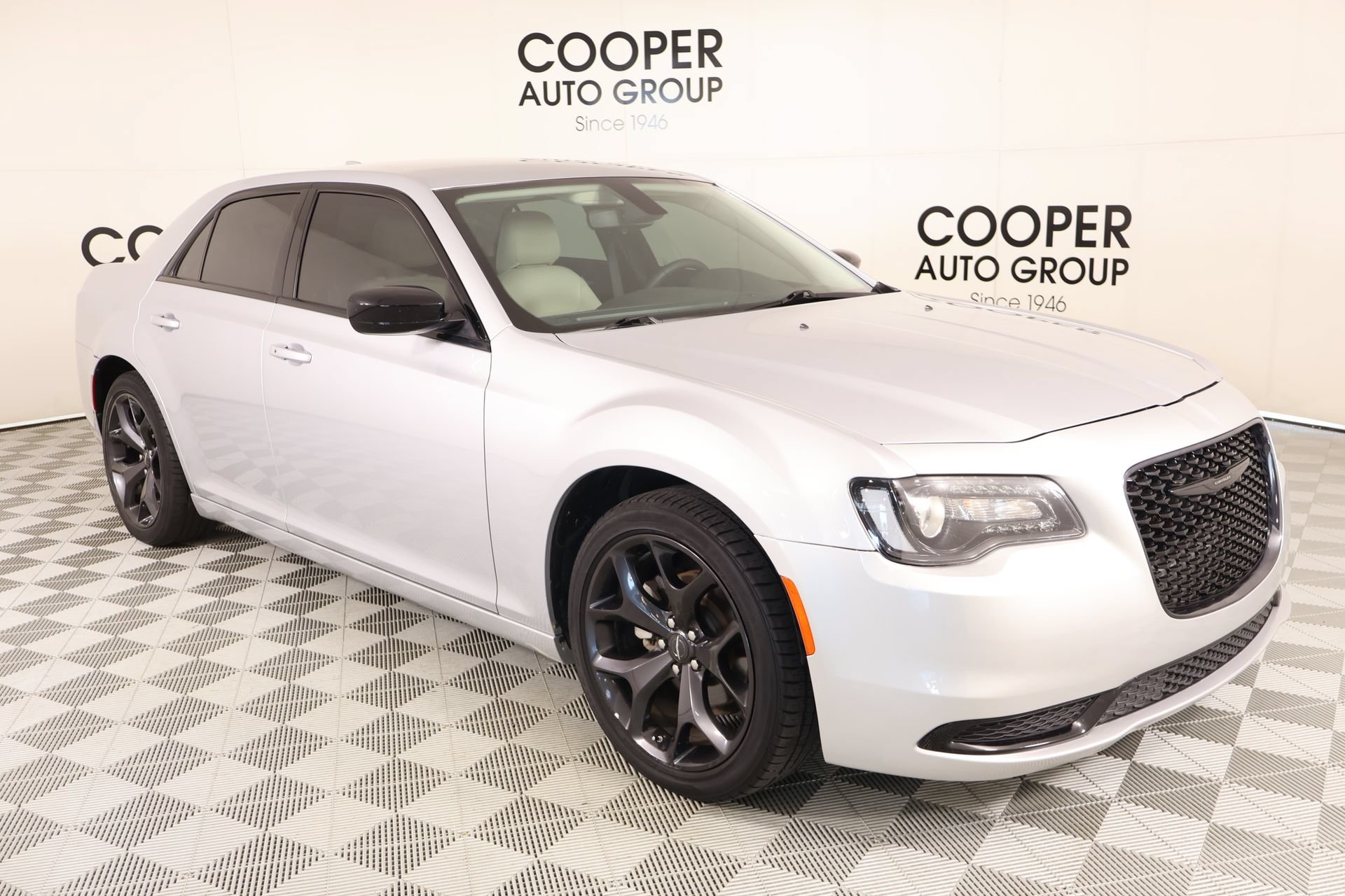 Used 2023 Chrysler 300 Touring w/ Sport Appearance Package RWD image 1