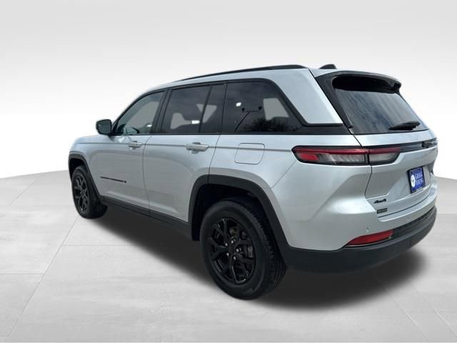 Used 2025 Jeep Grand Cherokee Altitude AWD/4WD image 4