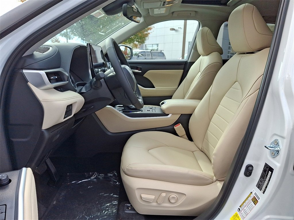 New 2025 Toyota Highlander XLE image 8