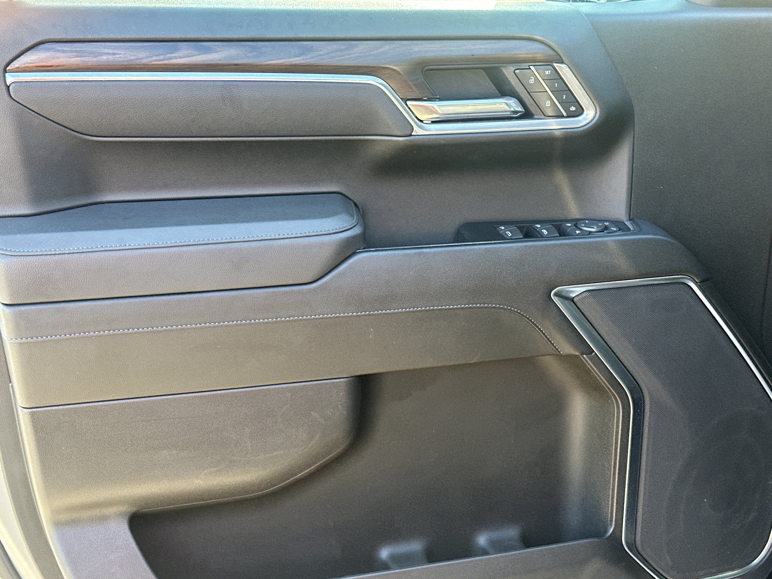 Used 2025 GMC Sierra 1500 SLT RWD image 10