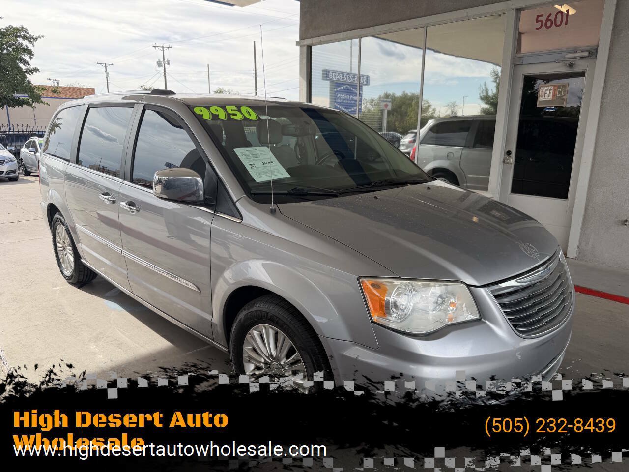 Used 2015 Chrysler Town & Country Limited Platinum w/ Trailer Tow Group FWD image 1