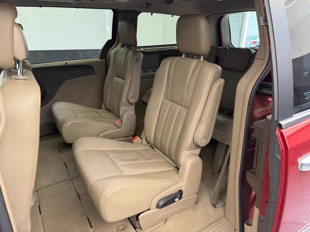 Used 2016 Chrysler Town & Country Touring-L image 42