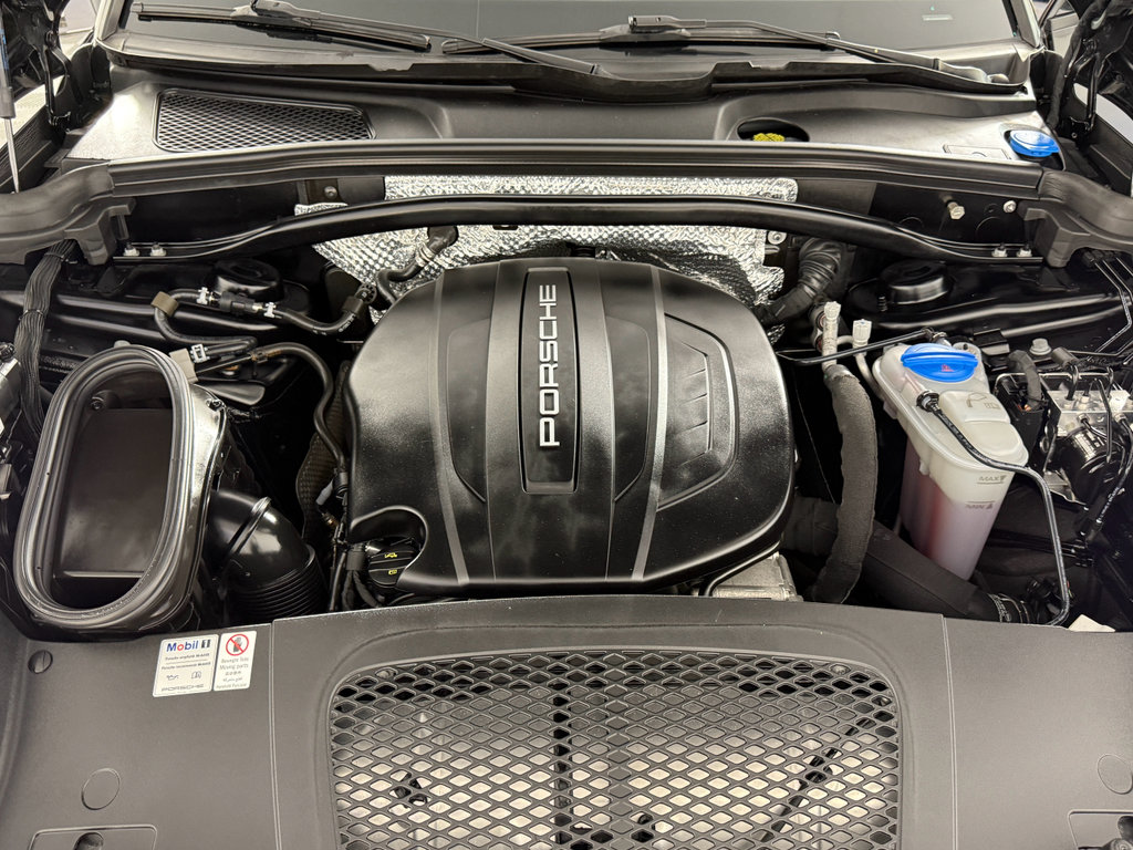 Used 2018 Porsche Macan Base (PDK) image 27
