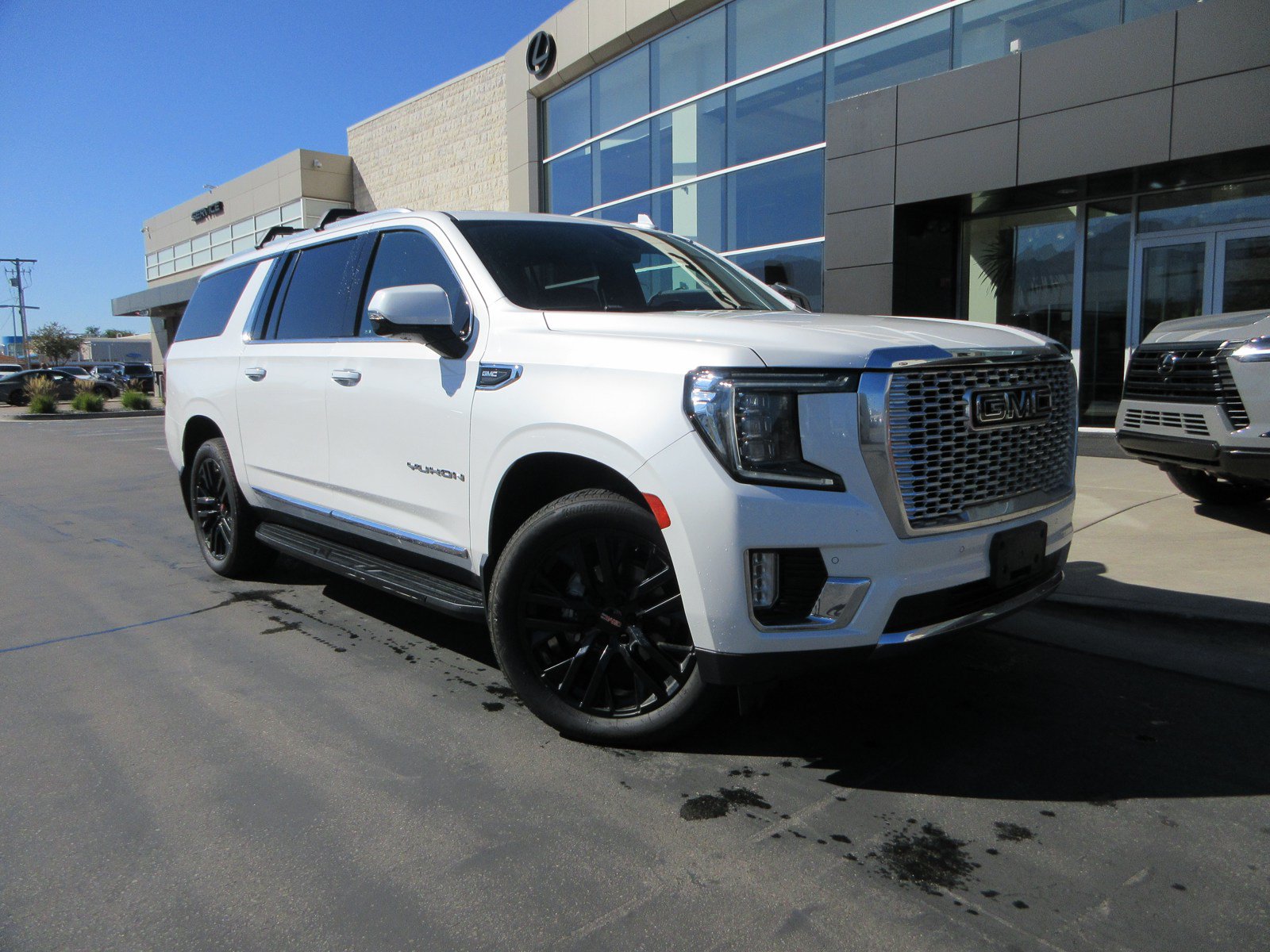 Used 2021 GMC Yukon XL SLT w/ SLT Luxury Plus Package AWD/4WD image 16