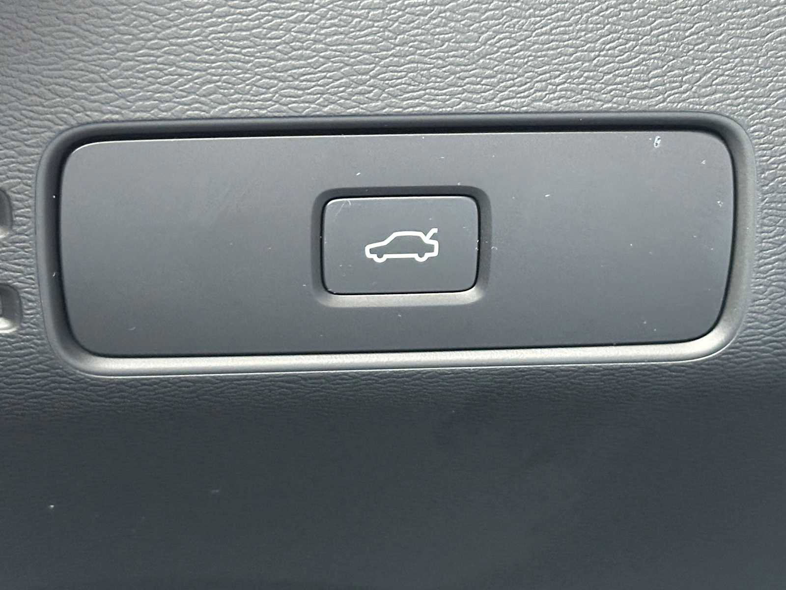 Used 2025 Volvo XC40 B5 Plus w/ Climate Package image 31