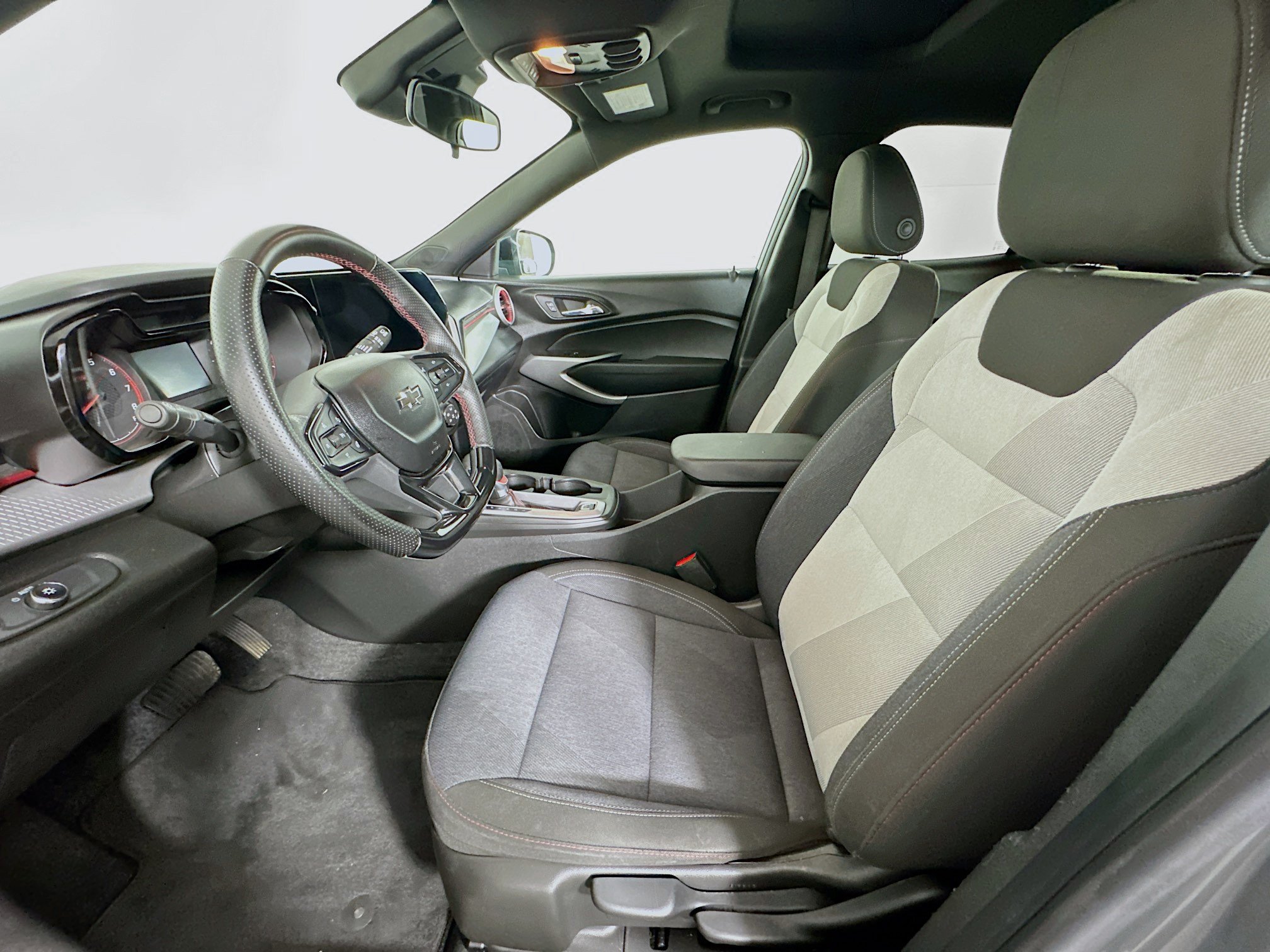 Used 2024 Chevrolet Trax RS w/ Sunroof Package FWD image 13