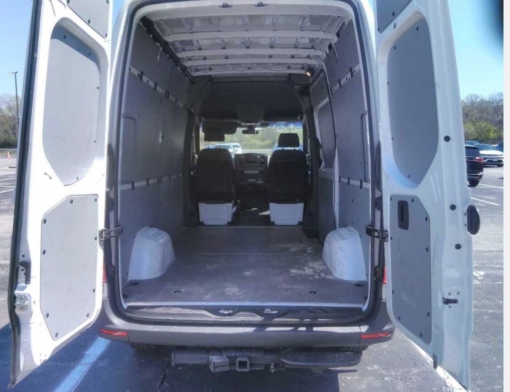 Used 2025 Mercedes-Benz Sprinter 2500 image 4