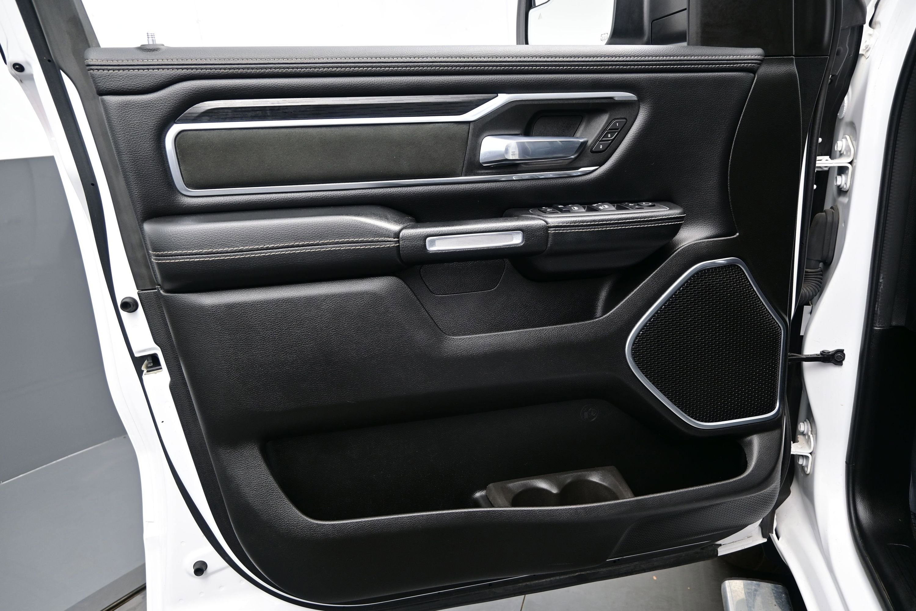 Used 2023 RAM 1500 Laramie AWD/4WD image 9