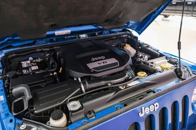 Used 2015 Jeep Wrangler Unlimited Sahara w/ Connectivity Group image 46