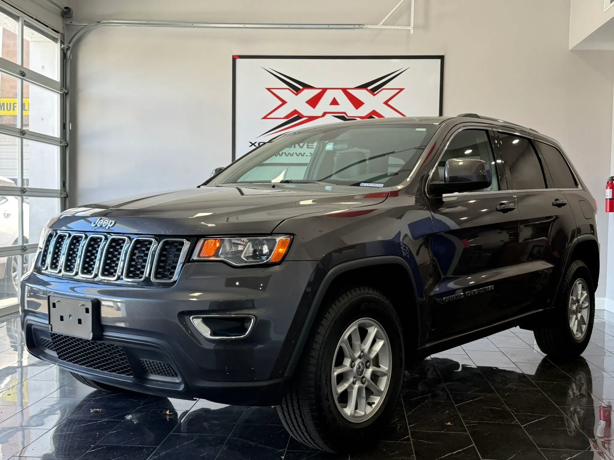 Used 2019 Jeep Grand Cherokee Laredo AWD/4WD image 3