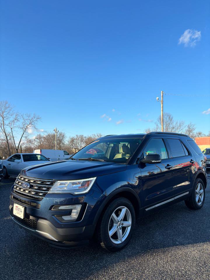 Used 2017 Ford Explorer XLT w/ Equipment Group 202A image 3