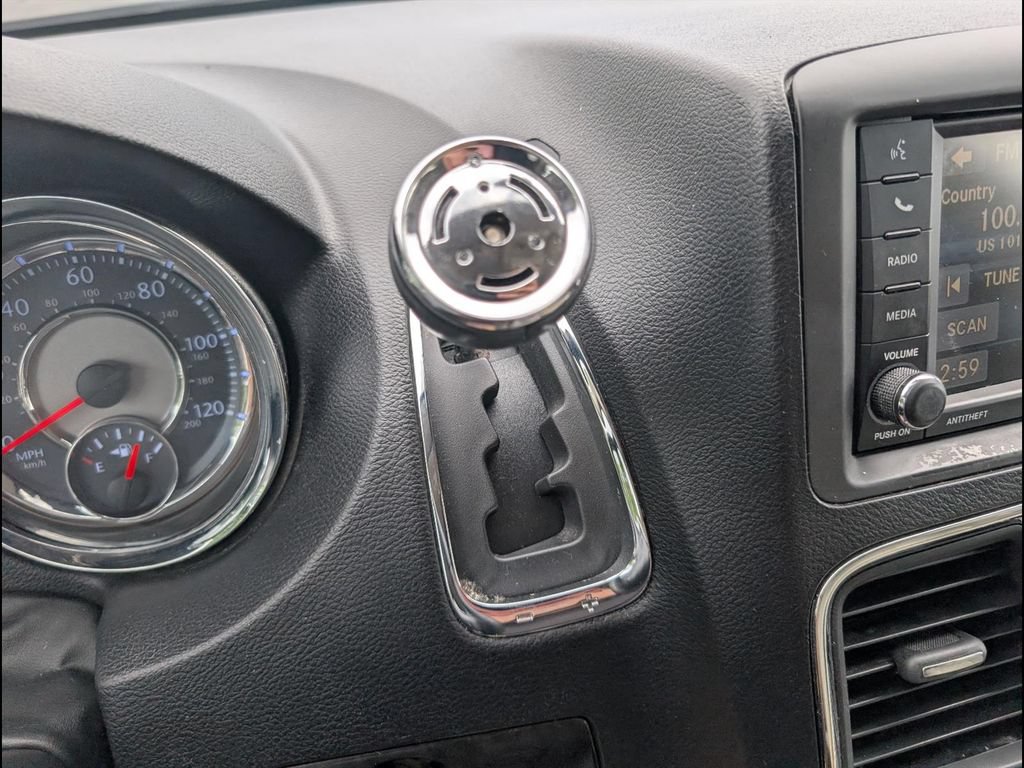 Used 2014 Chrysler Town & Country Touring w/ Driver Convenience Group FWD image 18