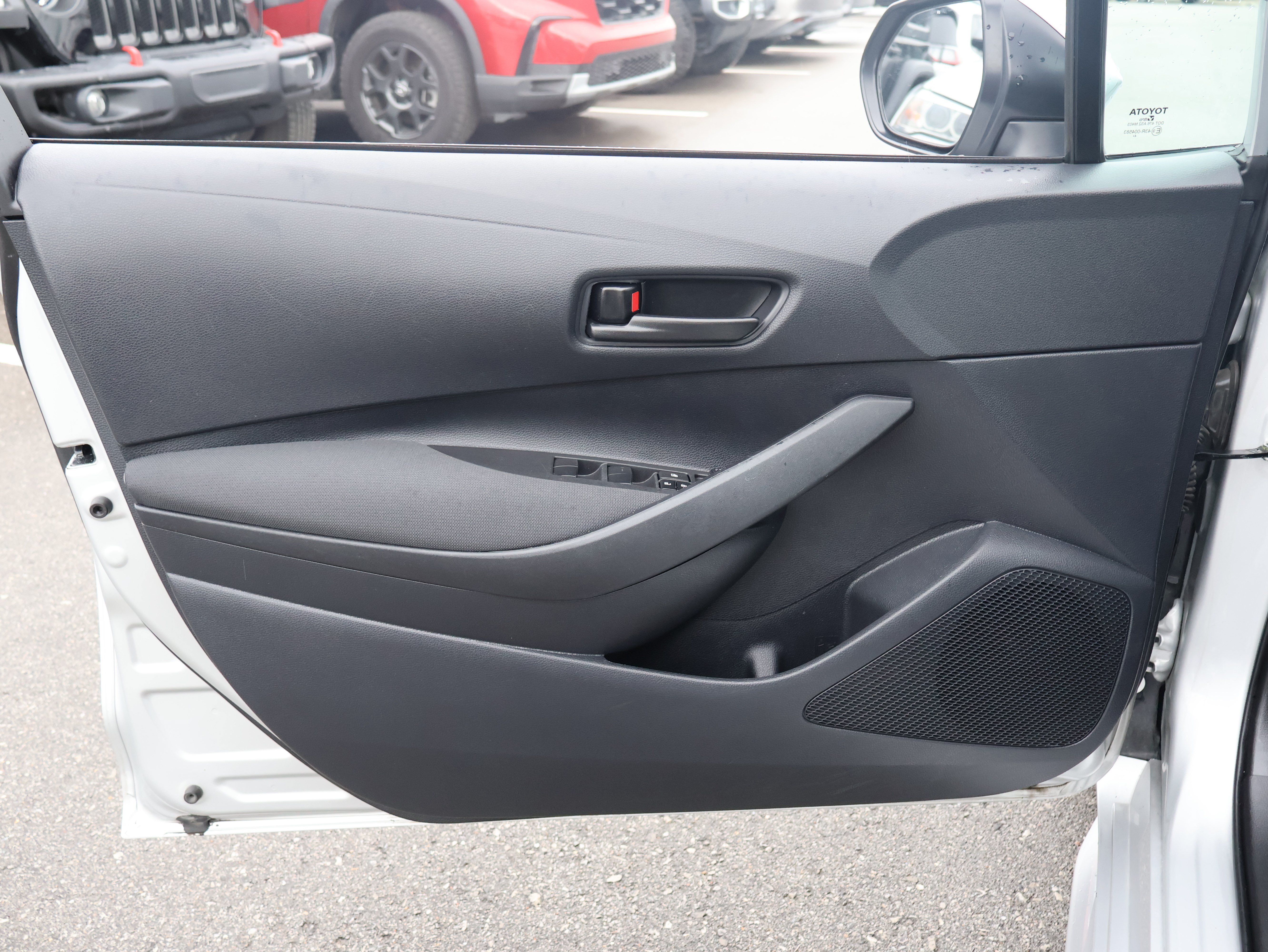 Used 2025 Toyota Corolla LE FWD image 31