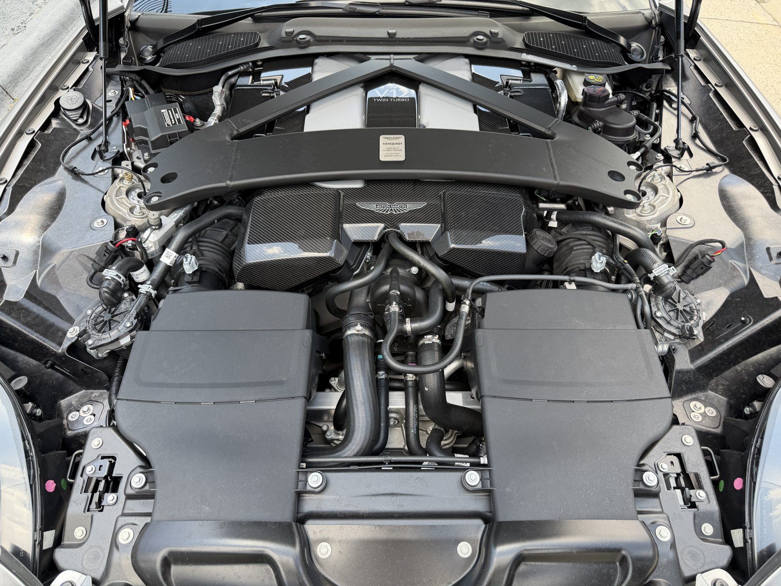 Used 2025 Aston Martin Vanquish RWD image 35