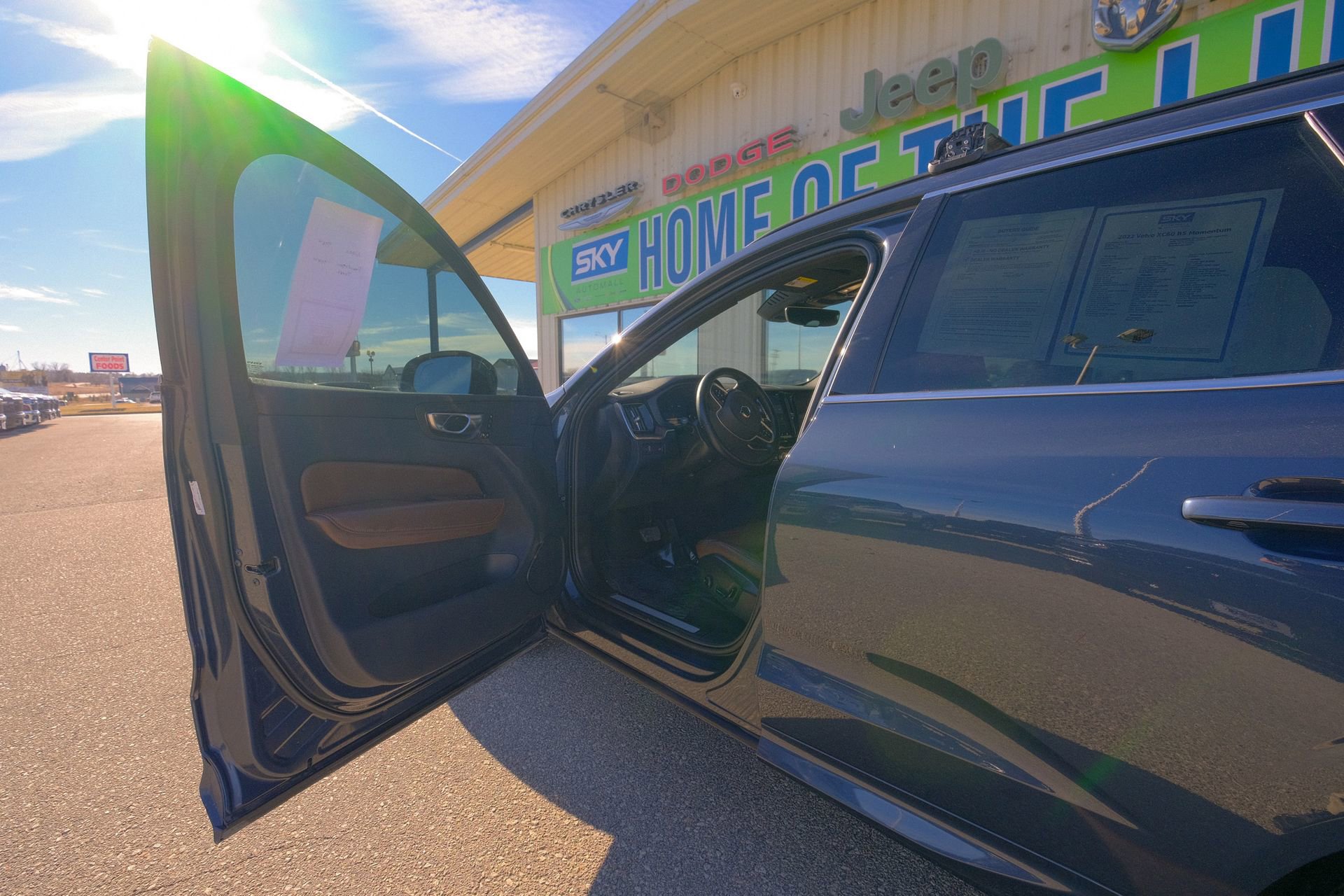 Used 2022 Volvo XC60 B5 Momentum image 25