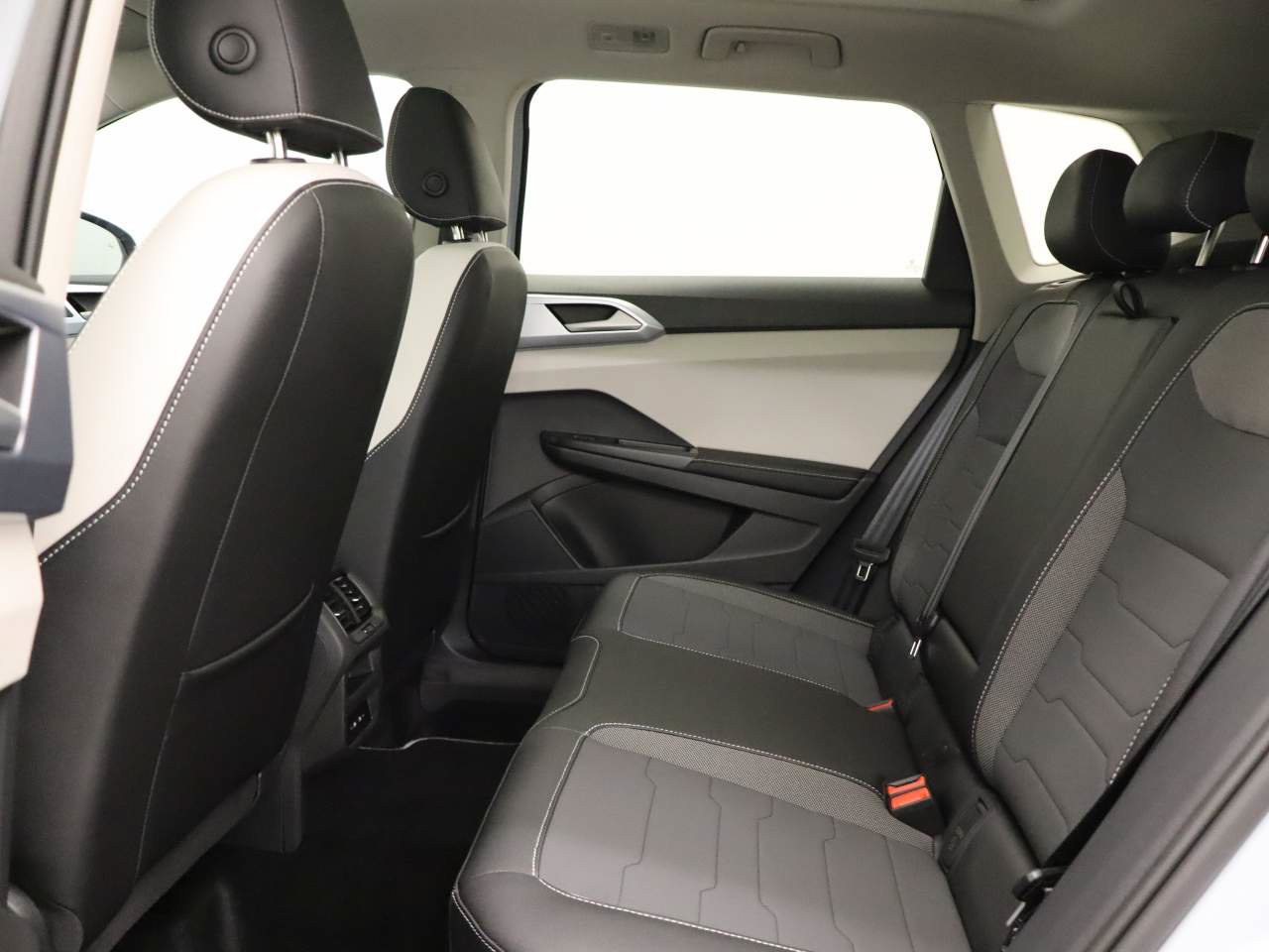 New 2026 Volkswagen Taos SE FWD image 15