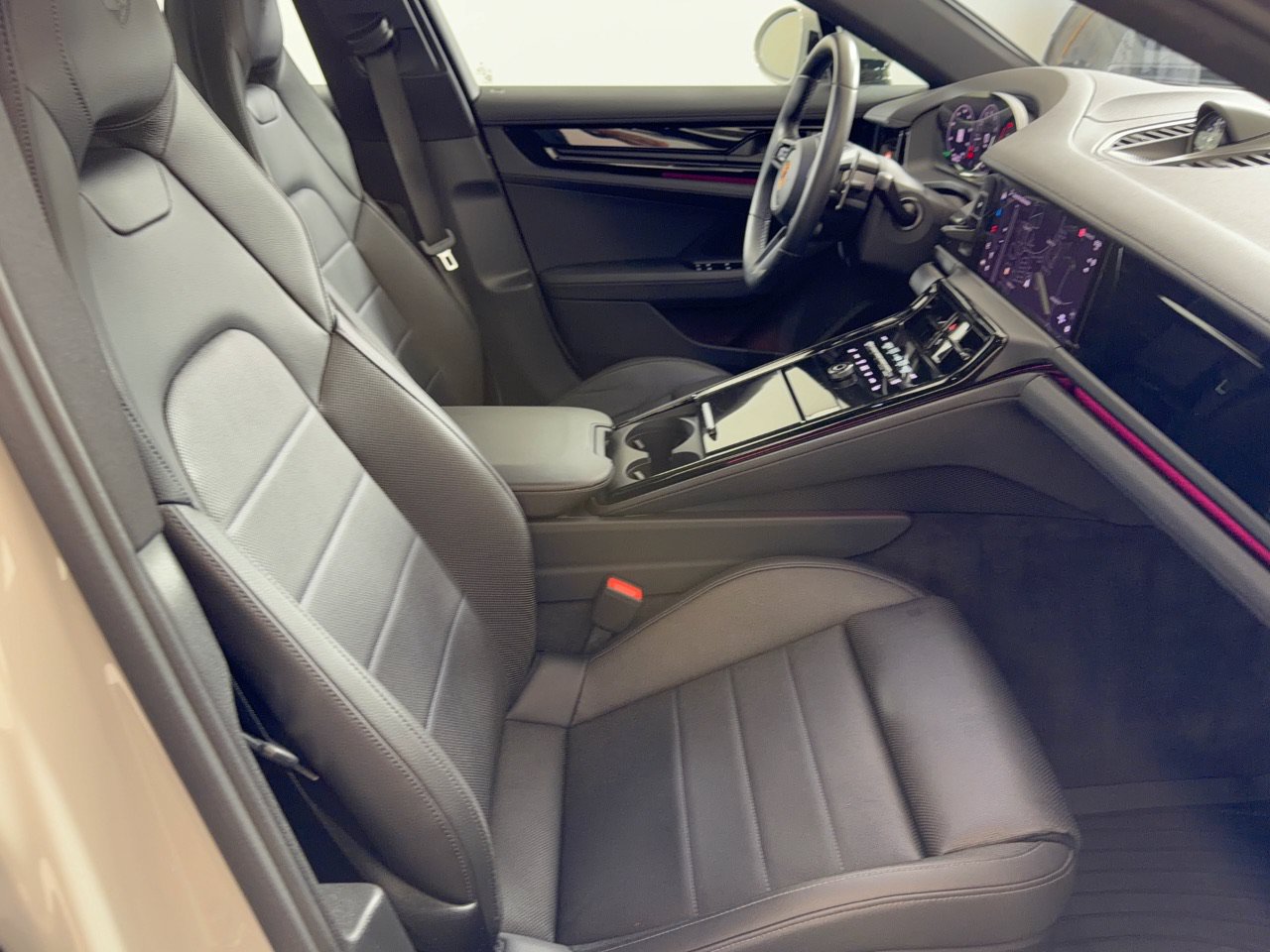 Certified 2025 Porsche Panamera 4 AWD/4WD image 33