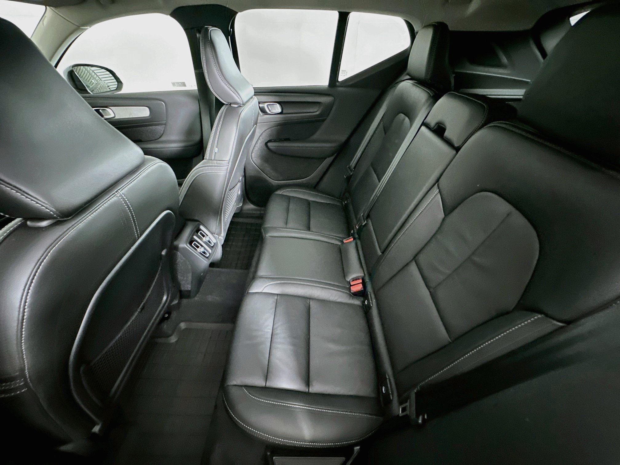 Used 2023 Volvo XC40 B4 Ultimate FWD image 29