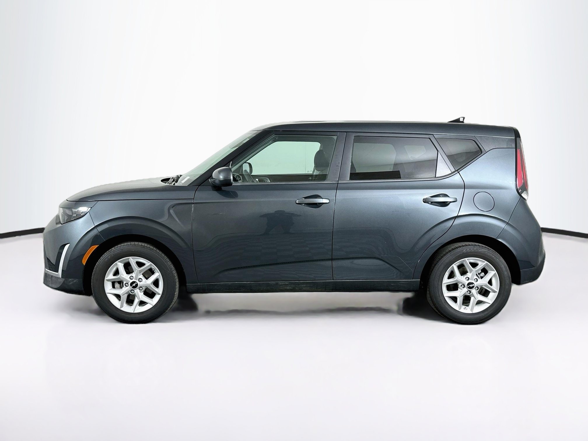 Used 2025 Kia Soul LX w/ LX Technology Package FWD image 4