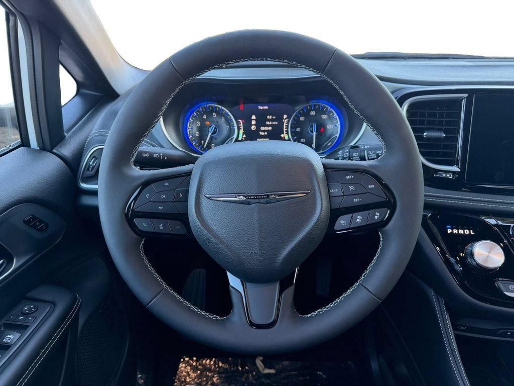 New 2026 Chrysler Pacifica Limited w/ Uconnect Theater Family Group FWD image 12