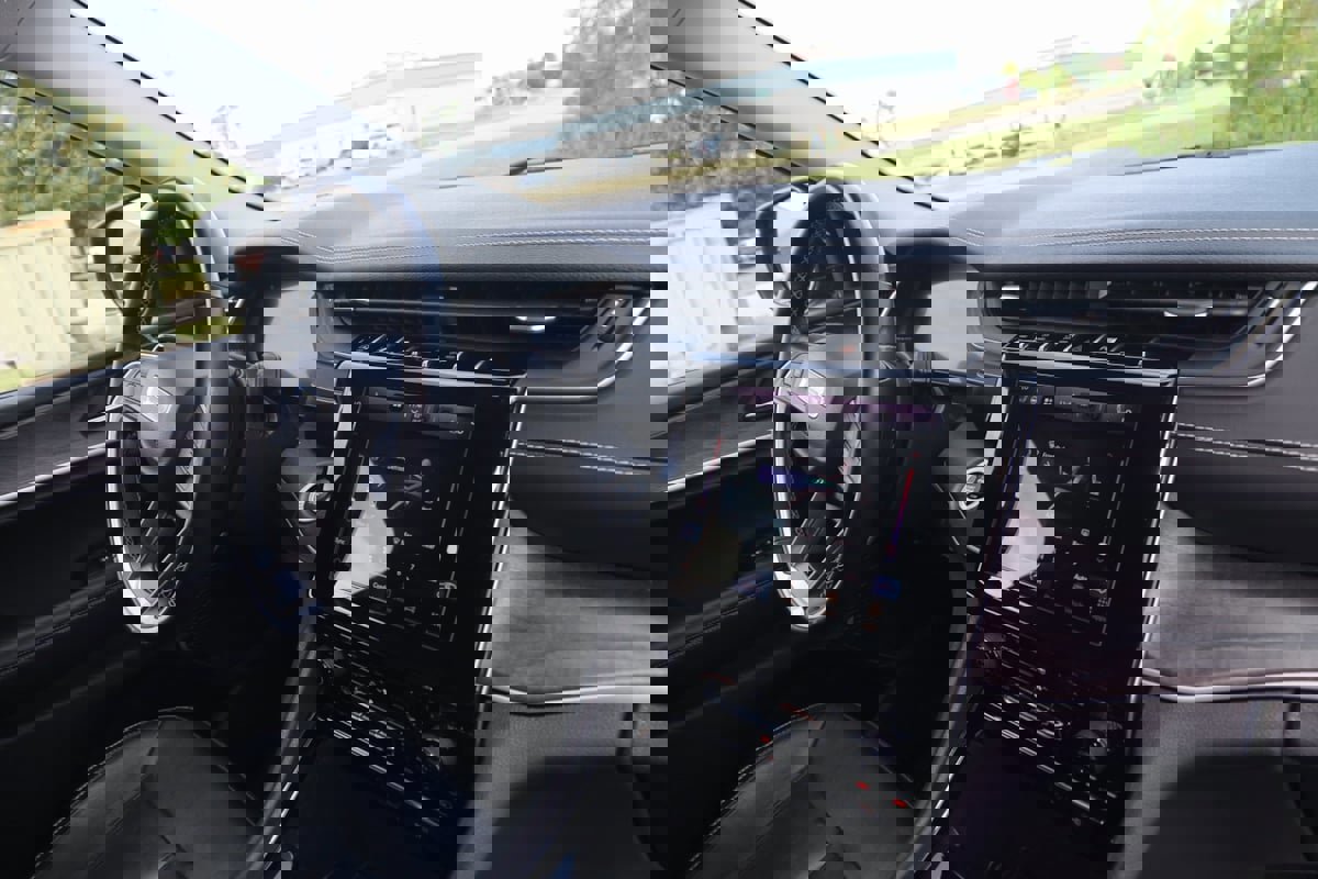 Used 2022 Jeep Grand Cherokee Limited image 55