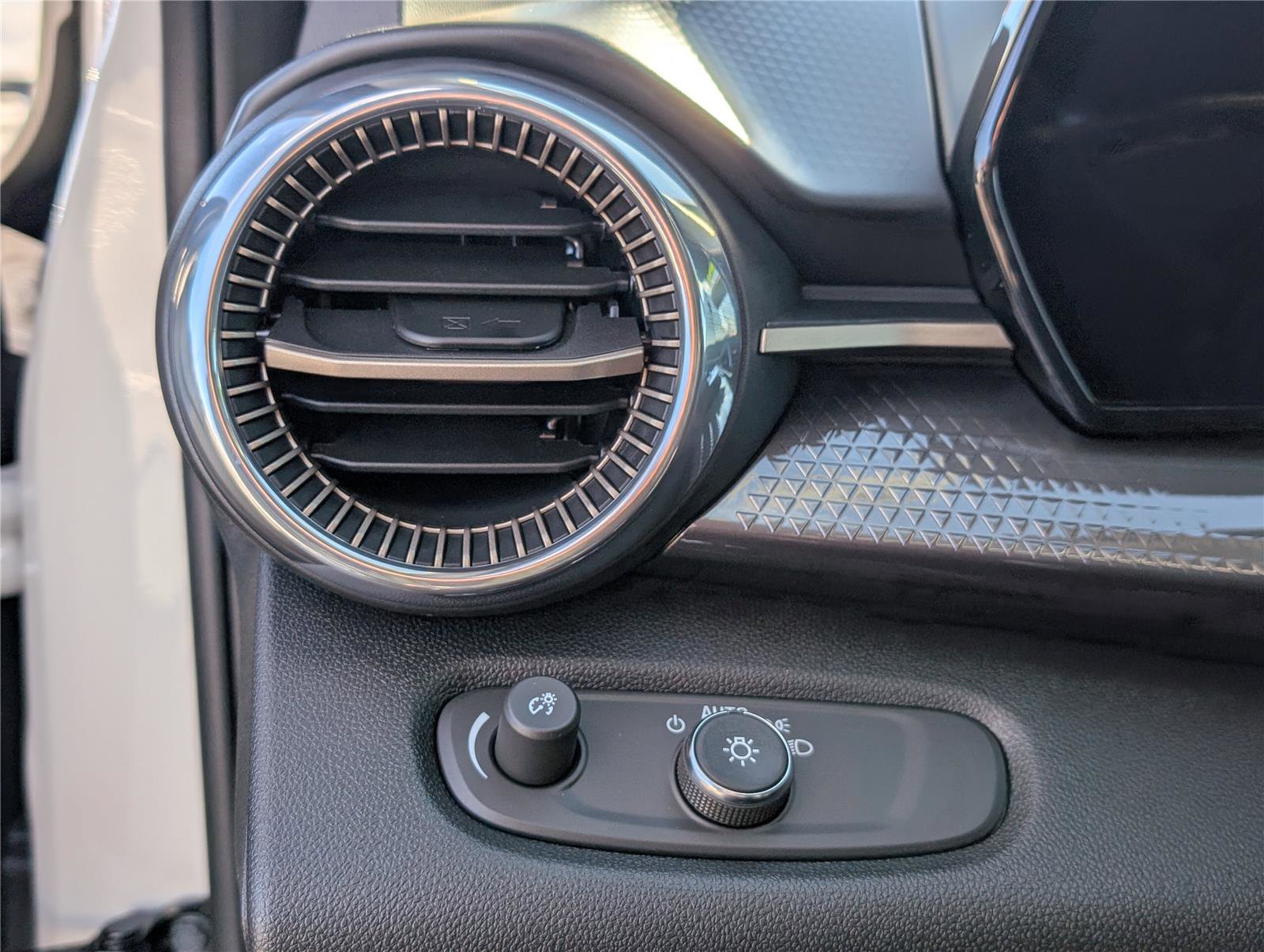 New 2026 Chevrolet Trax ACTIV FWD image 16