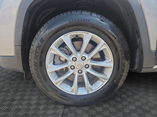 Used 2019 Jeep Cherokee Latitude w/ Cold Weather Group AWD/4WD image 33