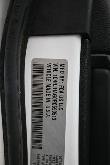Used 2024 Jeep Grand Cherokee Laredo AWD/4WD image 28