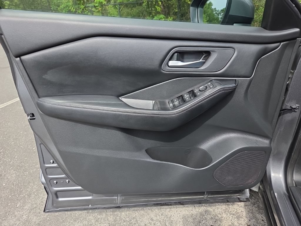 Certified 2025 Nissan Rogue SV FWD image 16