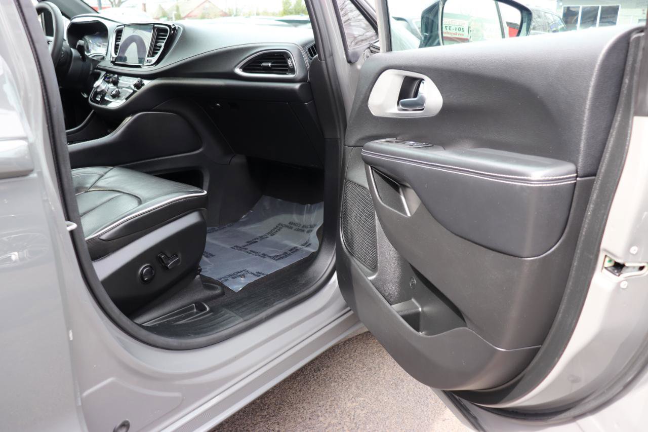 Used 2025 Chrysler Pacifica Limited image 17